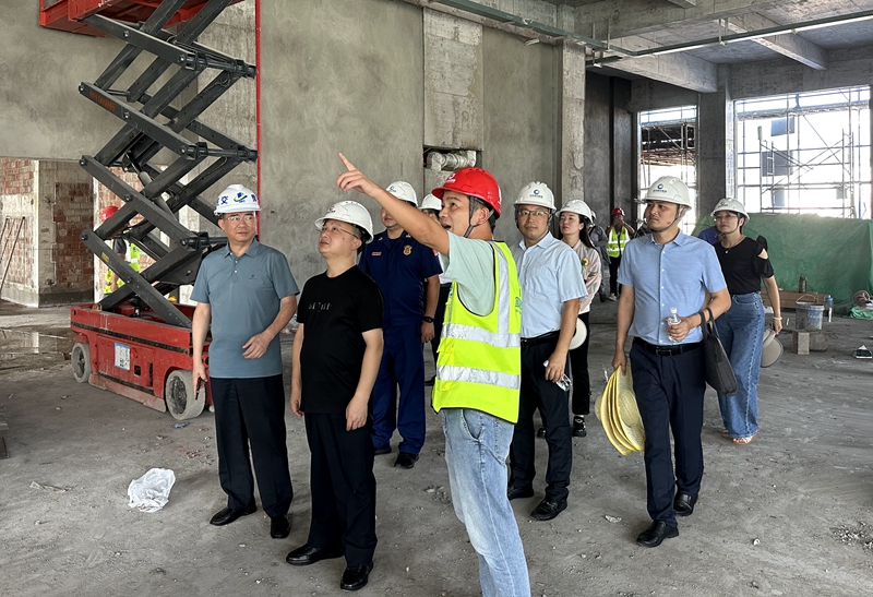 江安何益伟县长到宜宾危化品救援基地项目调研  (2).jpg