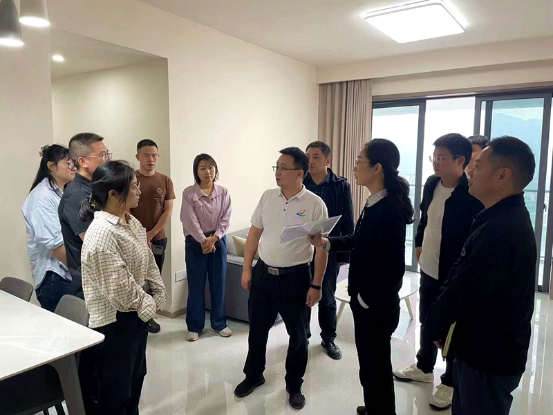 市人大局局长张学尽到人才公寓项目调研.jpg