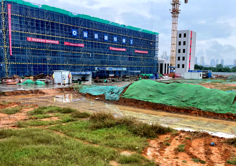 建投建工危化品救援基地项目为在建大楼“穿雨披”保安质促进度 (1).png