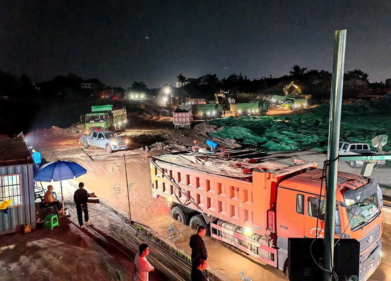 宜宾城市体育文化综合体项目场平土石方工程昼夜鏖战抢抓工程进度 (1).jpg