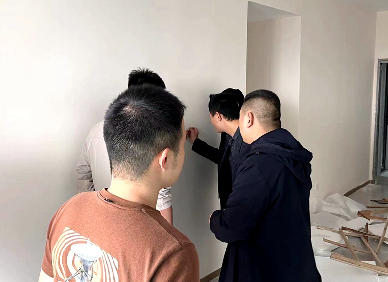保障性租赁改造项目对首批装修完工住房开展分户验收1.jpg
